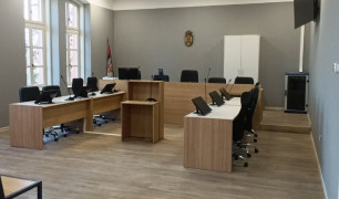 Правноснажним решењем кривичног већа Вишег суда у Нишу, Посебног одељења за сузбијање корупције укинут је притвор против окр. Д.С. и окривљеној је одређена мера забране напуштања стана, без одобрења суда, без примене електронског надзора.